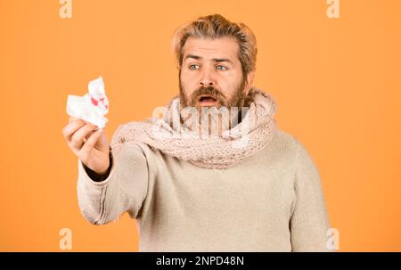 oh nein Lungenkrebsbewusstsein. Coronavirus aus china. Der Mensch hustet blutig. Lungenentzündung. Kranker Mann bekam eine Virusinfektion. Gesundheit. Mann schlecht Stockfoto