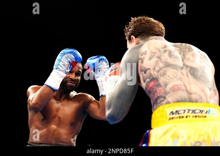 Floyd Mayweather (links) und Aaron Chalmers während ihres Ausstellungskampfs im O2, London. Foto: Samstag, 25. Februar 2023. Stockfoto