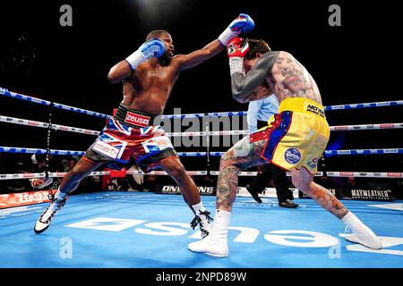 Floyd Mayweather (links) und Aaron Chalmers während ihres Ausstellungskampfs im O2, London. Foto: Samstag, 25. Februar 2023. Stockfoto