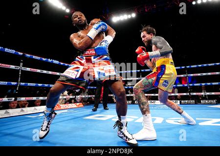 Floyd Mayweather (links) und Aaron Chalmers während ihres Ausstellungskampfs im O2, London. Foto: Samstag, 25. Februar 2023. Stockfoto