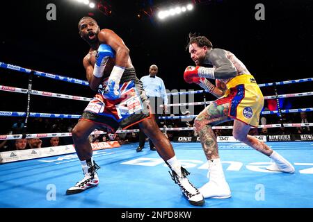 Floyd Mayweather (links) und Aaron Chalmers während ihres Ausstellungskampfs im O2, London. Foto: Samstag, 25. Februar 2023. Stockfoto