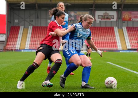 Leigh, Großbritannien. 26. Februar 2023. Sarah Wilson #5 von Durham Women hält Lucia Garcia #17 von Manchester United während des Vitality Women's FA Cup-Spiels Manchester United Women vs Durham Women FC im Leigh Sports Village, Leigh, Großbritannien, am 26. Februar 2023 (Foto von Steve Flynn/News Images) in Leigh, Großbritannien, am 2./26. Februar 2023 zurück. (Foto: Steve Flynn/News Images/Sipa USA) Guthaben: SIPA USA/Alamy Live News Stockfoto