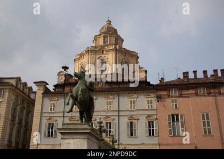 Die bronzene Reiterstatue von Pollux mit Palastgebäuden und die echte Chiesa di San Lorenzo im Hintergrund, Turin, Italien Stockfoto