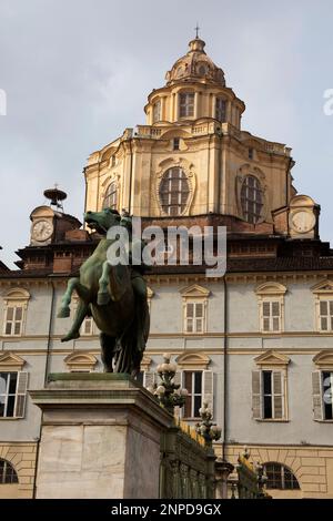 Die bronzene Reiterstatue von Pollux mit Palastgebäuden und die echte Chiesa di San Lorenzo im Hintergrund, Turin, Italien Stockfoto