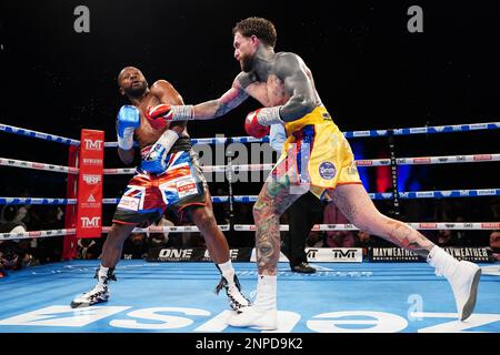 Floyd Mayweather (links) und Aaron Chalmers während ihres Ausstellungskampfs im O2, London. Foto: Samstag, 25. Februar 2023. Stockfoto