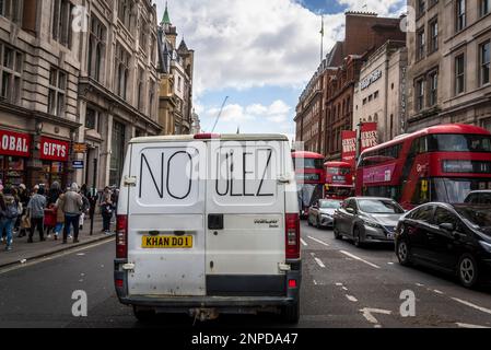 "No ULEZ" auf der Rückseite eines weißen Lieferwagens, Anti-ULEZ Protest, The Whitehall, London, UK 25/02/2023 Stockfoto