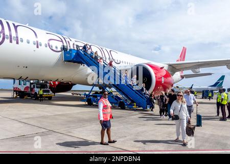 Passagiere, die Virgin Atlantic Airbus A350-1000, Grantley Adams International Airport, Christ Church, Barbados, Karibik verlassen Stockfoto