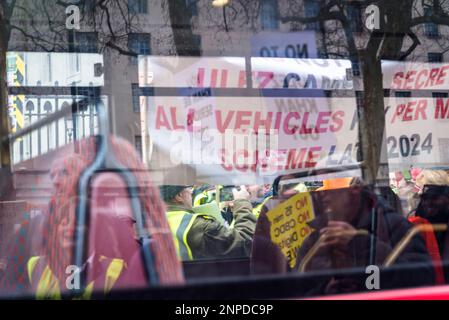 Anti-ULEZ-Demonstranten inszenieren Demonstrationen vor der Downing Street, während sie Sadiq Khan wegen umstrittener Expansionspläne "verprügeln", London, Stockfoto