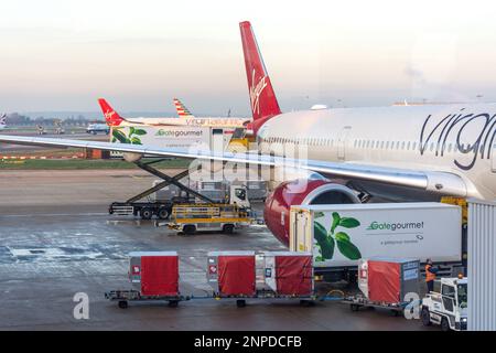 Gate Gourmet lädt Essen in Virgin Atlantic Airbus A350-1000-Flugzeugen am Heathrow Airport, Greater London, England, Großbritannien Stockfoto