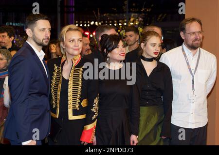 Berlin, Deutschland. 25. Februar 2023. Das ukrainische Team trifft am 25. Februar 2023 zur Abschlusszeremonie des Berlinale International Film Festival Berlin 73. im Berlinale Palast in Berlin ein (Foto von Beata Siewicz/Pacific Press) Kredit: Pacific Press Production Corp./Alamy Live News Stockfoto