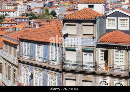 Terrassenhäuser mit Fassaden, geschmückt mit bunten Fliesen, verzierten Balkonen und berühmten Terrakotta-Dächern, die die reiche Architektur der Stadt zeigen Stockfoto