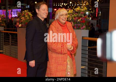 Berlin, Deutschland. 25. Februar 2023. Bundesregierungskommissarin für Kultur und Medien Claudia Roth (R) und deutsche Regisseurin Florian Gallenberger posieren auf dem roten Teppich vor der Preisverleihung des Berlinale International Film Festival 73. in Berlin am 25. Februar 2023 (Foto von Beata Siewicz/Pacific Press) Kredit: Pacific Press Media Production Corp./Alamy Live News Stockfoto