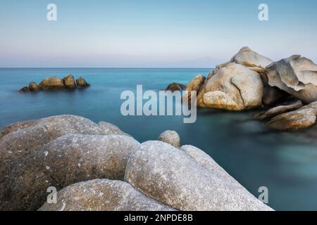 Die wunderschönen Formen und Skulpturen von Felsen in der Dämmerung nahe Kavourotrypes Beach in Sithonia. Stockfoto