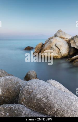 Die wunderschönen Formen und Skulpturen von Felsen in der Dämmerung nahe Kavourotrypes Beach in Sithonia. Stockfoto