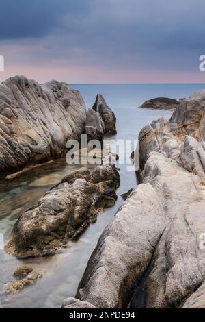 Die wunderschönen Formen und Skulpturen von Felsen in der Dämmerung nahe Kavourotrypes Beach in Sithonia. Stockfoto