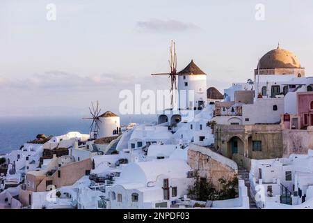 Sonnenuntergang in Oia mit den berühmten Windmühlen im Blick. Stockfoto