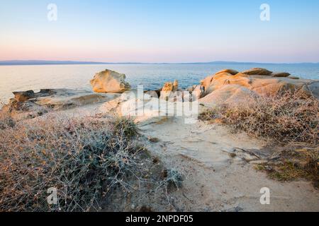 Blick über die Felsen bei Vouvourou und über die Ägäis bei Sonnenuntergang. Stockfoto