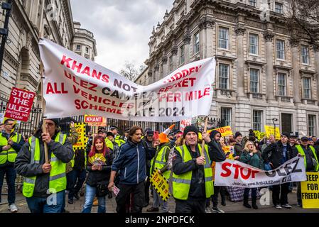 Anti-ULEZ-Demonstranten inszenieren Demonstrationen vor der Downing Street, während sie Sadiq Khan wegen umstrittener Expansionspläne "verprügeln", London, Stockfoto