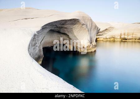 Weiße vulkanische Felsformationen in Sarakiniko auf Milos Island. Stockfoto