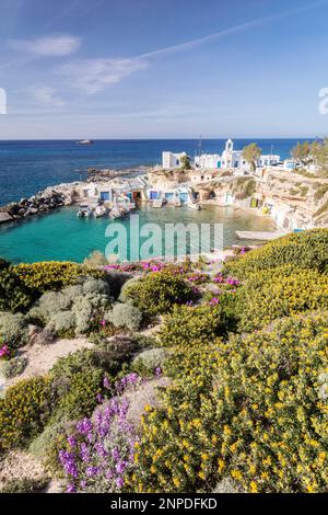 Das kleine traditionelle Fischerdorf Firopatamos, umgeben vom wunderschönen blauen Meer in Milos. Stockfoto
