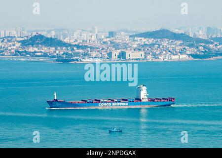 QINGDAO, CHINA - 26. FEBRUAR 2023 - Kreuzfahrtschiffe und Frachter fahren das Meer in Qingdao, Provinz Shandong, China, 26. Februar 2023. Stockfoto