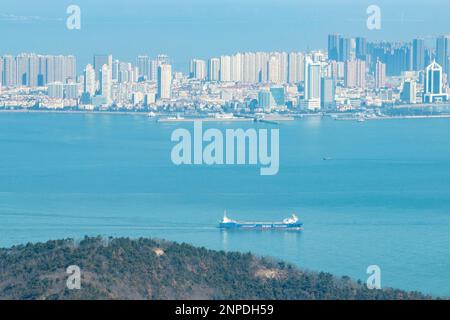 QINGDAO, CHINA - 26. FEBRUAR 2023 - Kreuzfahrtschiffe und Frachter fahren das Meer in Qingdao, Provinz Shandong, China, 26. Februar 2023. Stockfoto