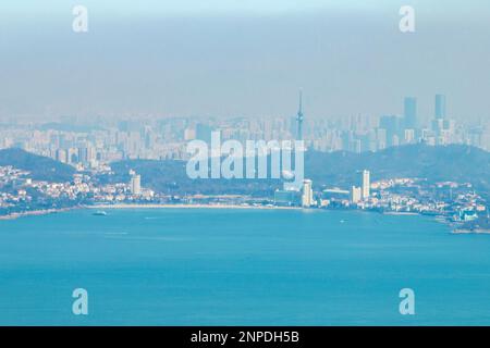 QINGDAO, CHINA - 26. FEBRUAR 2023 - Kreuzfahrtschiffe und Frachter fahren das Meer in Qingdao, Provinz Shandong, China, 26. Februar 2023. Stockfoto