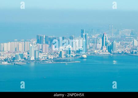 QINGDAO, CHINA - 26. FEBRUAR 2023 - Kreuzfahrtschiffe und Frachter fahren das Meer in Qingdao, Provinz Shandong, China, 26. Februar 2023. Stockfoto