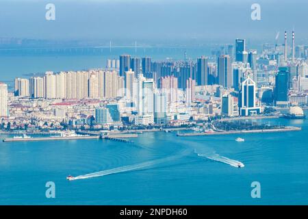 QINGDAO, CHINA - 26. FEBRUAR 2023 - Kreuzfahrtschiffe und Frachter fahren das Meer in Qingdao, Provinz Shandong, China, 26. Februar 2023. Stockfoto