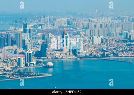 QINGDAO, CHINA - 26. FEBRUAR 2023 - Kreuzfahrtschiffe und Frachter fahren das Meer in Qingdao, Provinz Shandong, China, 26. Februar 2023. Stockfoto