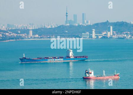 QINGDAO, CHINA - 26. FEBRUAR 2023 - Kreuzfahrtschiffe und Frachter fahren das Meer in Qingdao, Provinz Shandong, China, 26. Februar 2023. Stockfoto