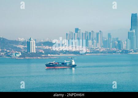 QINGDAO, CHINA - 26. FEBRUAR 2023 - Kreuzfahrtschiffe und Frachter fahren das Meer in Qingdao, Provinz Shandong, China, 26. Februar 2023. Stockfoto