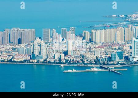 QINGDAO, CHINA - 26. FEBRUAR 2023 - Kreuzfahrtschiffe und Frachter fahren das Meer in Qingdao, Provinz Shandong, China, 26. Februar 2023. Stockfoto