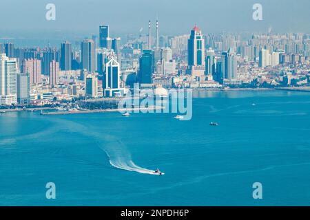 QINGDAO, CHINA - 26. FEBRUAR 2023 - Kreuzfahrtschiffe und Frachter fahren das Meer in Qingdao, Provinz Shandong, China, 26. Februar 2023. Stockfoto