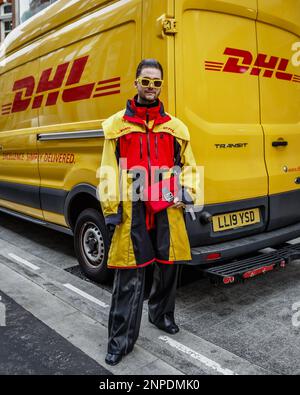 DHL-Fans auf der London Fashion Week. Stockfoto