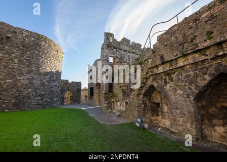 Beaumaris Castle, ein Gebäude aus dem 13. Bis 14. Jahrhundert in Anglesey, NorthWales. Stockfoto