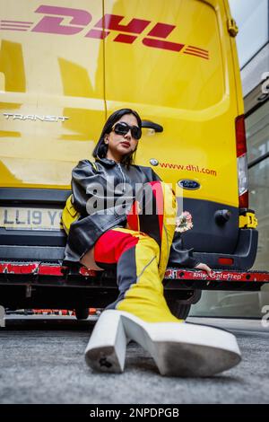 DHL wird auf der London Fashion Week von einem Model gemocht. Stockfoto