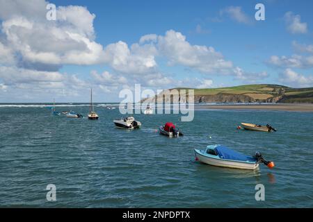 Kleine Boote liegen in Newport in Pembrokeshire vor. Stockfoto