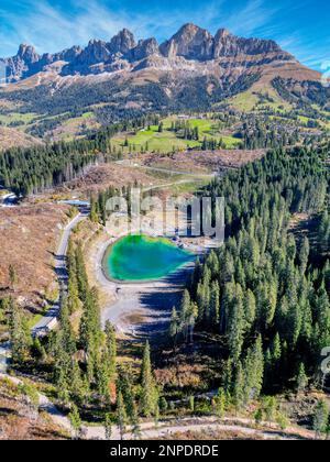 Lago di Carezza, auch bekannt als Carezza-See oder Karersee, ist einer der schönsten Seen in der Region der Dolomiten. Es ist bekannt für sein Smaragdgrün Stockfoto