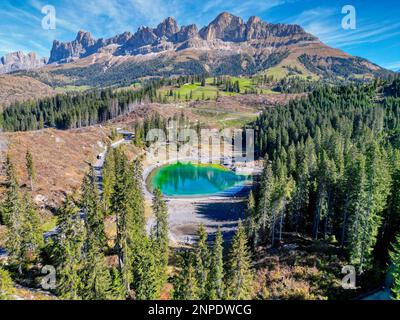 Lago di Carezza, auch bekannt als Carezza-See oder Karersee, ist einer der schönsten Seen in der Region der Dolomiten. Es ist bekannt für sein Smaragdgrün Stockfoto