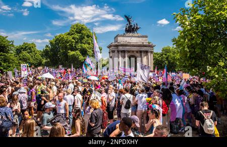 Eine große Menge von Mitgliedern der LGBTQ+ Gemeinschaft versammelte sich in Central London, um gegen den Mangel an Rechten und Gesundheitsversorgung für Transgender Menschen zu protestieren. Stockfoto