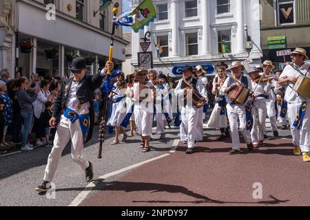 Tom White führte die Golowan-Band durch Penzance bei den farbenfrohen Mazey Day Prozessionen in Cornwall in England in Großbritannien. Stockfoto