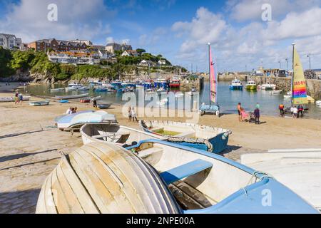 Der historisch malerisch arbeitende Newquay Harbour in Newquay an der Küste von North Cornwall. Stockfoto