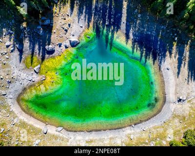 Lago di Carezza, auch bekannt als Carezza-See oder Karersee, ist einer der schönsten Seen in der Region der Dolomiten. Es ist bekannt für sein Smaragdgrün Stockfoto