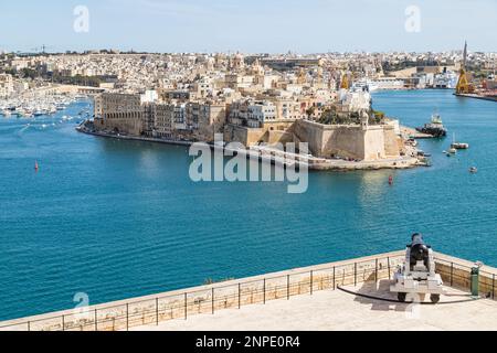 Kanone an der Saluting Battery in Valletta mit Blick auf Birgu in der Hauptstadt von Malta. Stockfoto