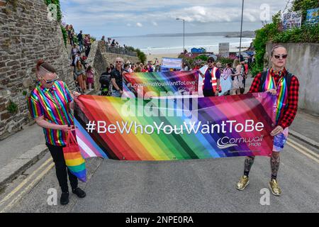 Die farbenfrohe Cornwall Pride Parade im britischen Stadtzentrum von Newquay. Stockfoto