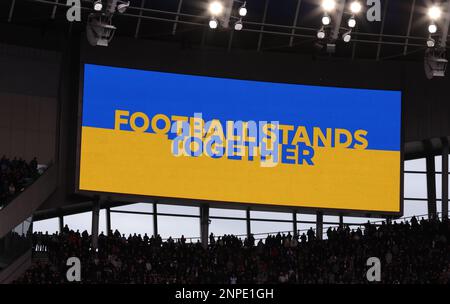 London, England, 26. Februar 2023. Die Ukraine wird während des Spiels der Premier League im Tottenham Hotspur Stadium in London in Erinnerung gerufen. Der Bildausdruck sollte lauten: David Klein/Sportimage Stockfoto