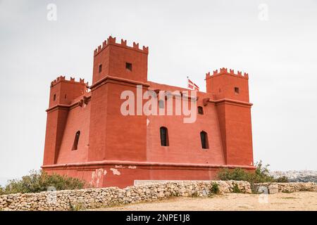 Der Rote Turm über einem Hügel in Mellieha in Malta. Stockfoto