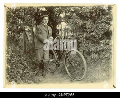 Original viktorianisches Foto eines jungen viktorianischen Radfahrers mit seinem Fahrrad in einem Garten, Vintage Radfahren, um 1898, Großbritannien Stockfoto