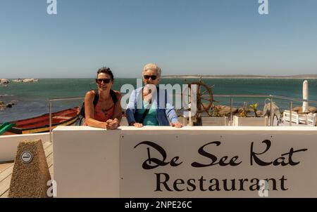 Westküste, Südafrika. 2023. Lächelnde weibliche Urlauber genießen einen Urlaub an der Westküste des südlichen Afrika. Stockfoto